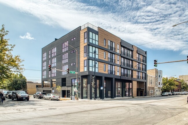 1801 W Grand Ave, Unit 201 in Chicago, IL - Building Photo - Building Photo