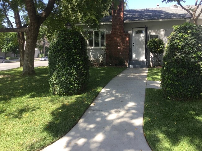 1620 W Alameda Ave, Unit 1 in Burbank, CA - Building Photo - Building Photo