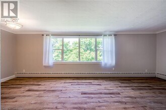 2052 Courtland Dr in Burlington, ON - Building Photo - Building Photo