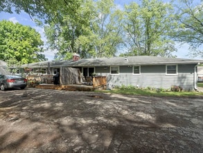 1323 Cardinal Ln in Green Bay, WI - Foto de edificio - Building Photo
