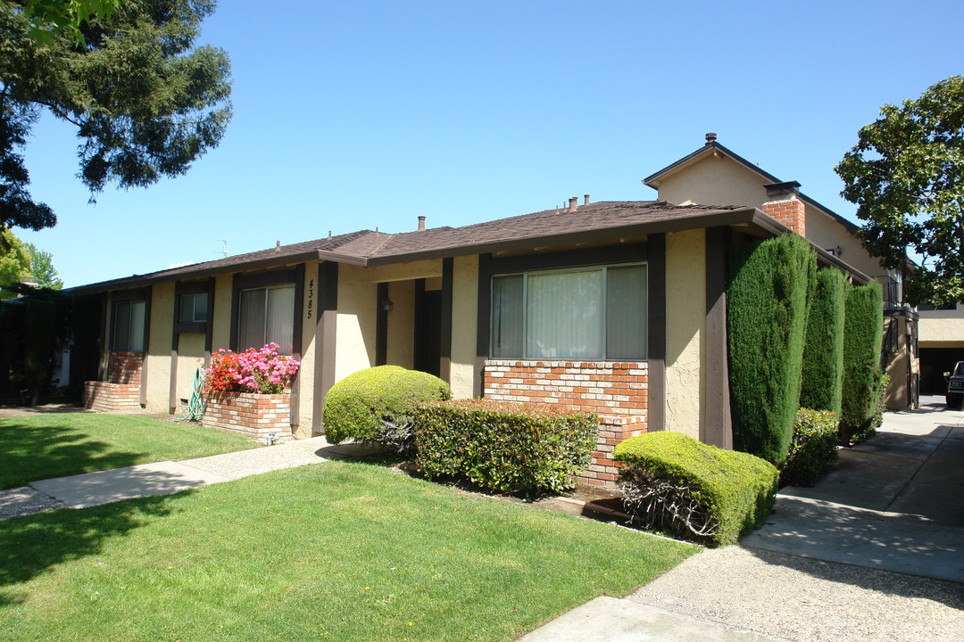 385 Blackford Ave in San Jose, CA - Building Photo