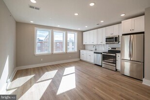 2825 W Girard Ave in Philadelphia, PA - Building Photo