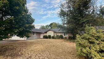 87585 Esprit Ct in Veneta, OR - Building Photo