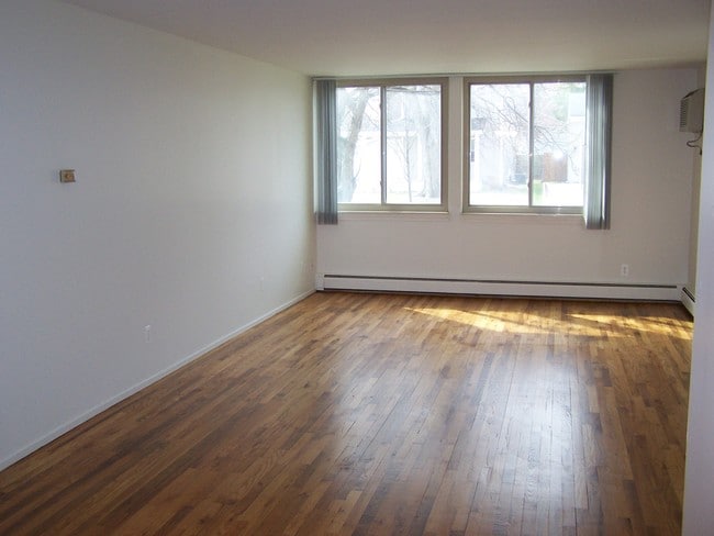 239 Twelve Mile Rd, Unit 17 in Royal Oak, MI - Foto de edificio - Building Photo