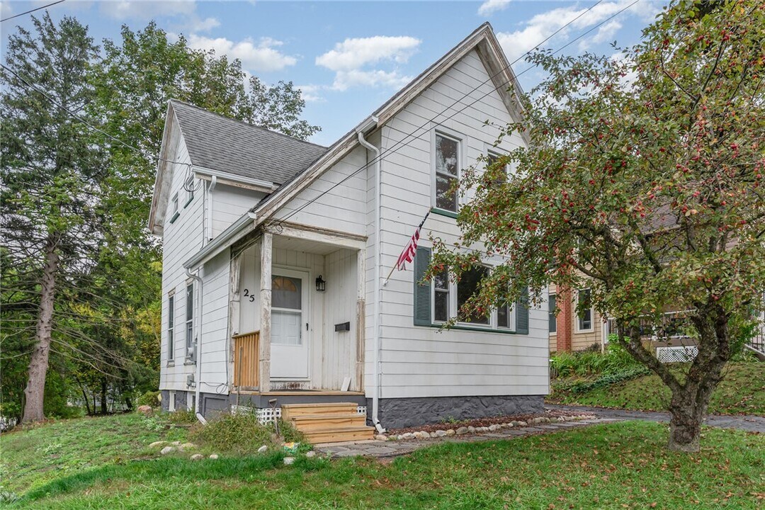 25 Summit St in Fairport, NY - Building Photo