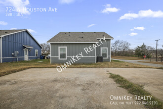 724 N Houston Ave in Denison, TX - Building Photo - Building Photo