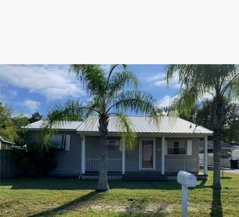 24514 Snail Rd in Astor, FL - Building Photo