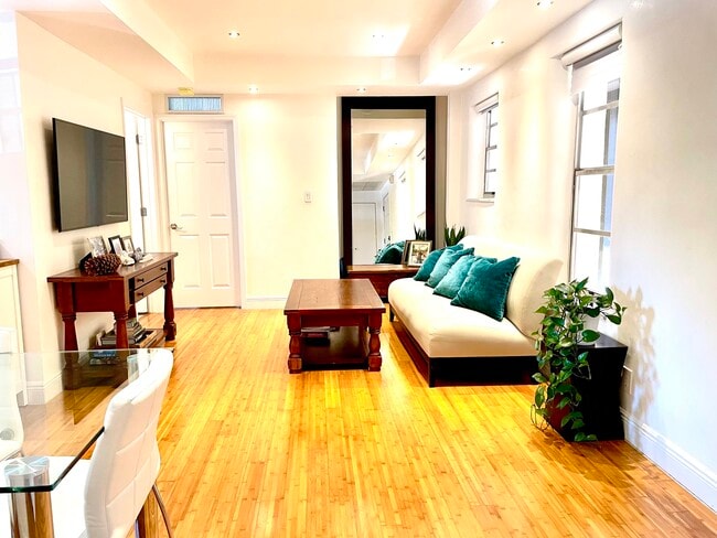 4812 Pine Tree Dr, Unit 104 in Miami Beach, FL - Building Photo - Building Photo