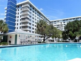 4200 Hillcrest Dr, Unit 201 in Hollywood, FL - Building Photo