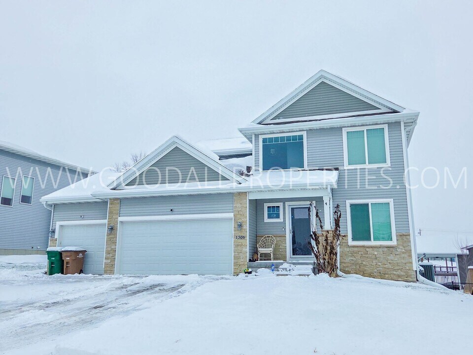 1306 Green Hills Dr in Norwalk, IA - Building Photo