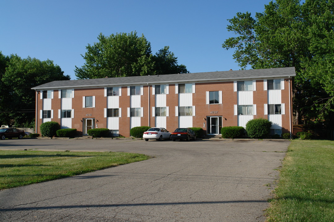 Fairlane Apartments in Lansing, MI - Building Photo