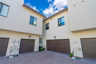 4608 NW 83rd Pkwy in Doral, FL - Foto de edificio - Building Photo