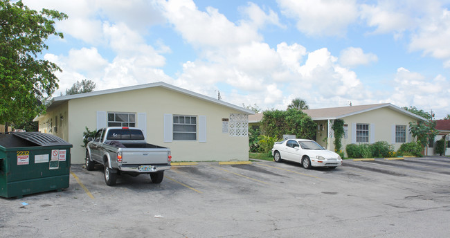 240-260 NW 40th Ct in Oakland Park, FL - Building Photo - Building Photo