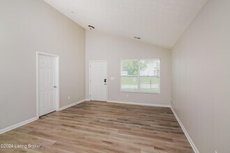 5817 Bannon Crossings Dr in Louisville, KY - Building Photo - Building Photo
