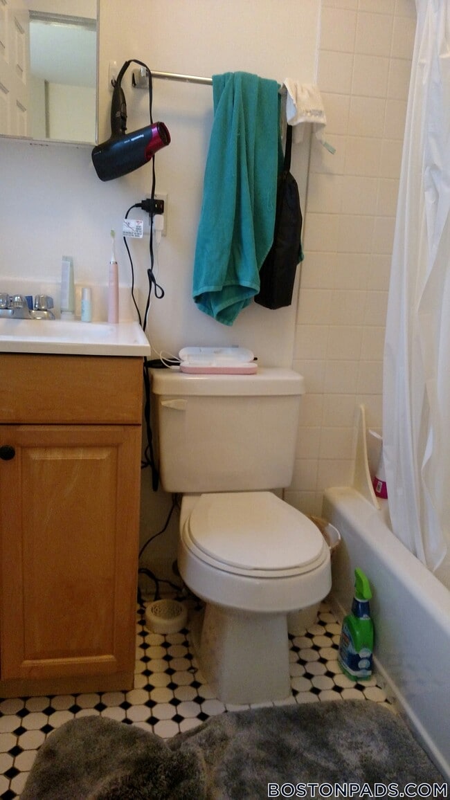 833 Beacon St, Unit 205 in Boston, MA - Building Photo - Building Photo