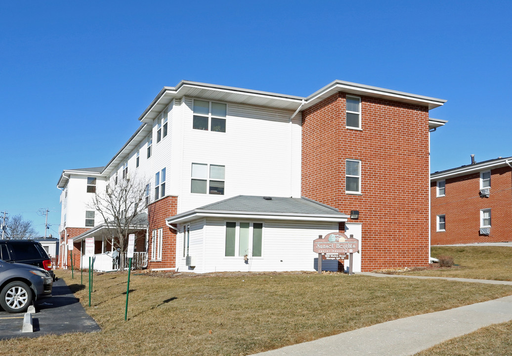 Sunset Heights Apartments in Waukesha, WI - Foto de edificio