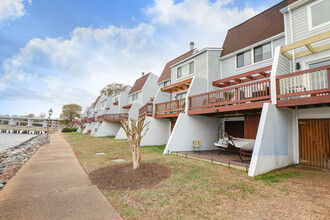 216 Mill Point Dr in Hampton, VA - Foto de edificio - Building Photo