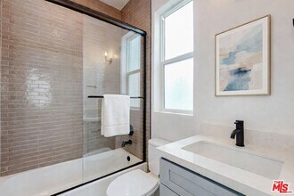 525 Normandie Ave in Los Angeles, CA - Foto de edificio - Building Photo