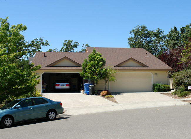 3235 Nielsen Ct in Santa Rosa, CA - Building Photo - Building Photo