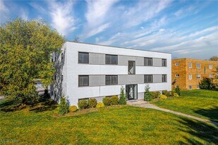 21044 Southbend Cir in Rocky River, OH - Building Photo