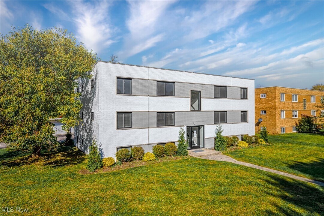 21044 Southbend Cir in Rocky River, OH - Building Photo