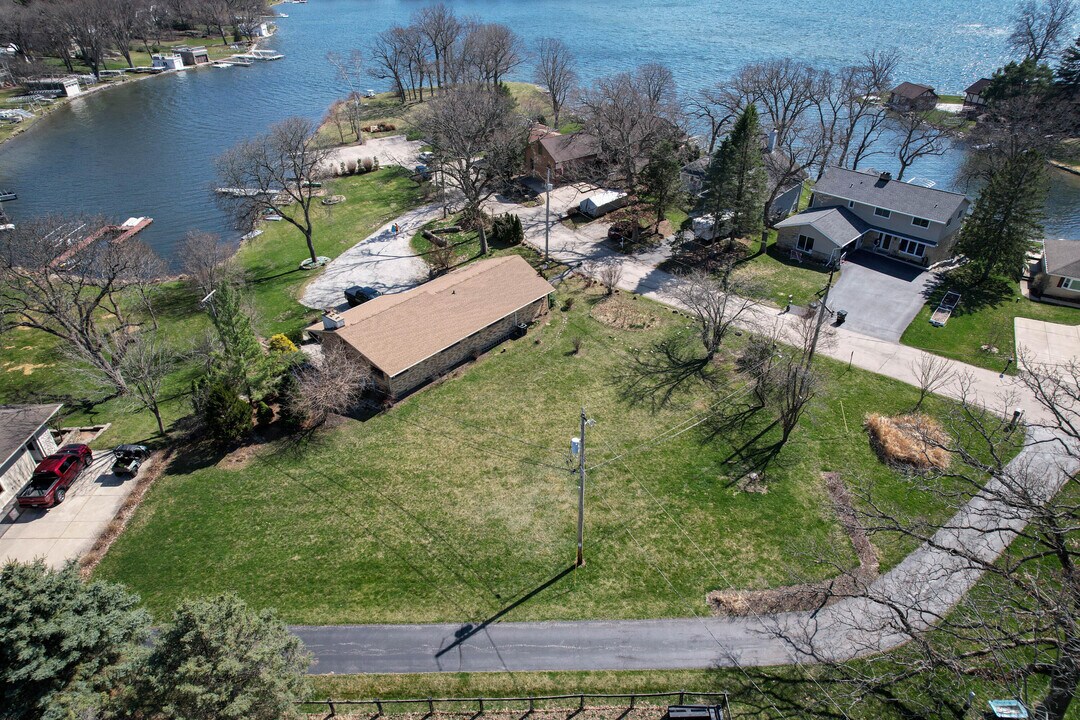 2726 Ridley Rd in Hartland, WI - Building Photo