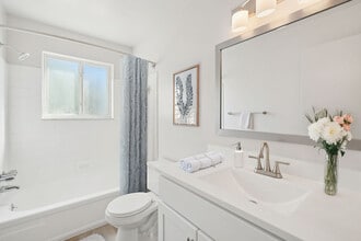 Southpointe Square in Woodhaven, MI - Foto de edificio - Building Photo