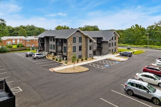 Simsbury Center Apartments in Simsbury, CT - Foto de edificio - Building Photo