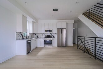 11814 Gilmore St in Los Angeles, CA - Building Photo - Building Photo