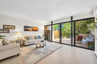 7018 SW 53rd Ln in Miami, FL - Foto de edificio - Building Photo