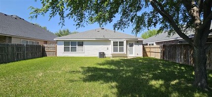 652 Nemitz St in Crowley, TX - Foto de edificio - Building Photo