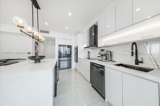 350 S Miami Ave in Miami, FL - Foto de edificio - Building Photo