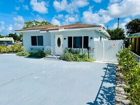 740 NE 130th St in North Miami, FL - Building Photo