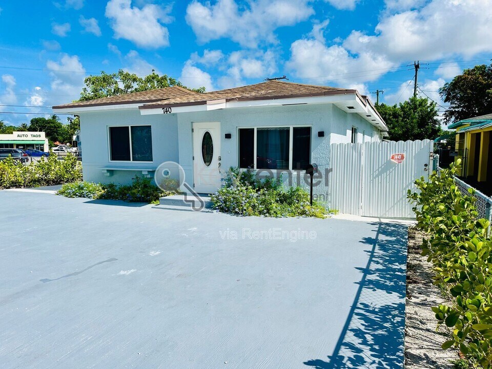 740 NE 130th St in North Miami, FL - Building Photo