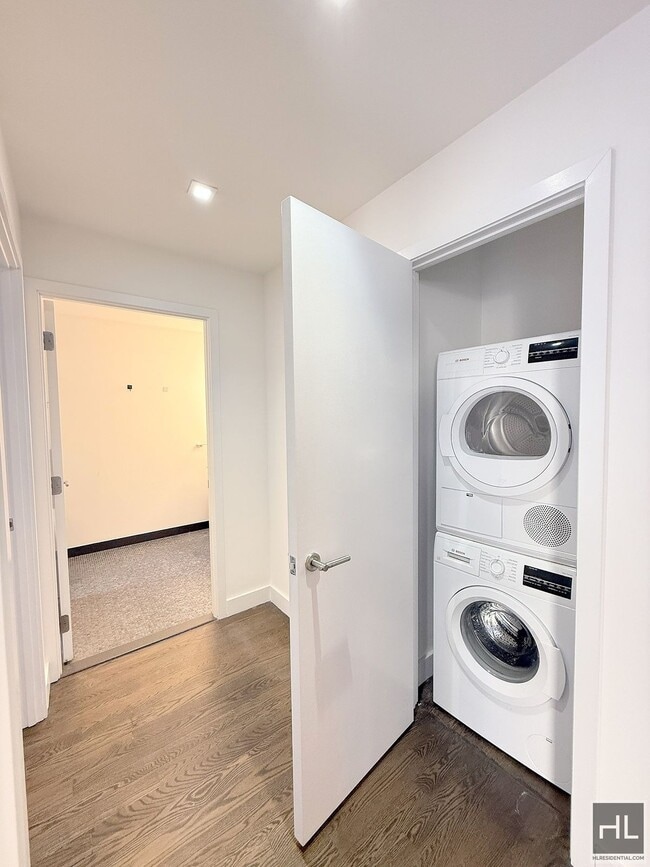 NO fee 1 bed 1 bath on the 22nd floor - Su in New York, NY - Building Photo - Building Photo
