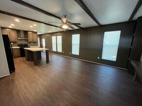 106 E Semands St in Conroe, TX - Foto de edificio - Building Photo