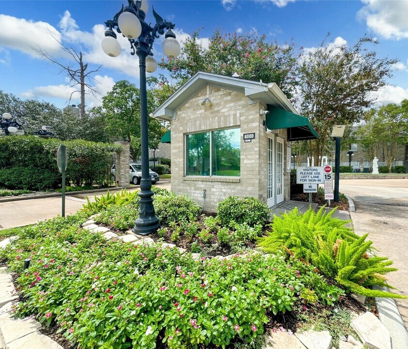 6000 Reims Rd in Houston, TX - Building Photo