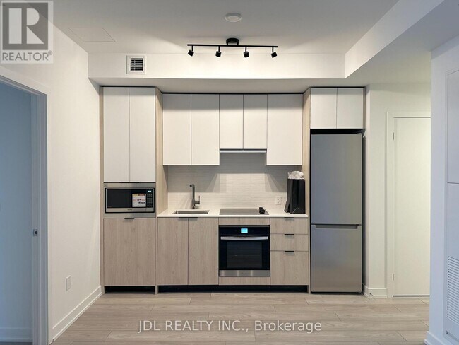 1007 The Queensway in Toronto, ON - Building Photo - Building Photo