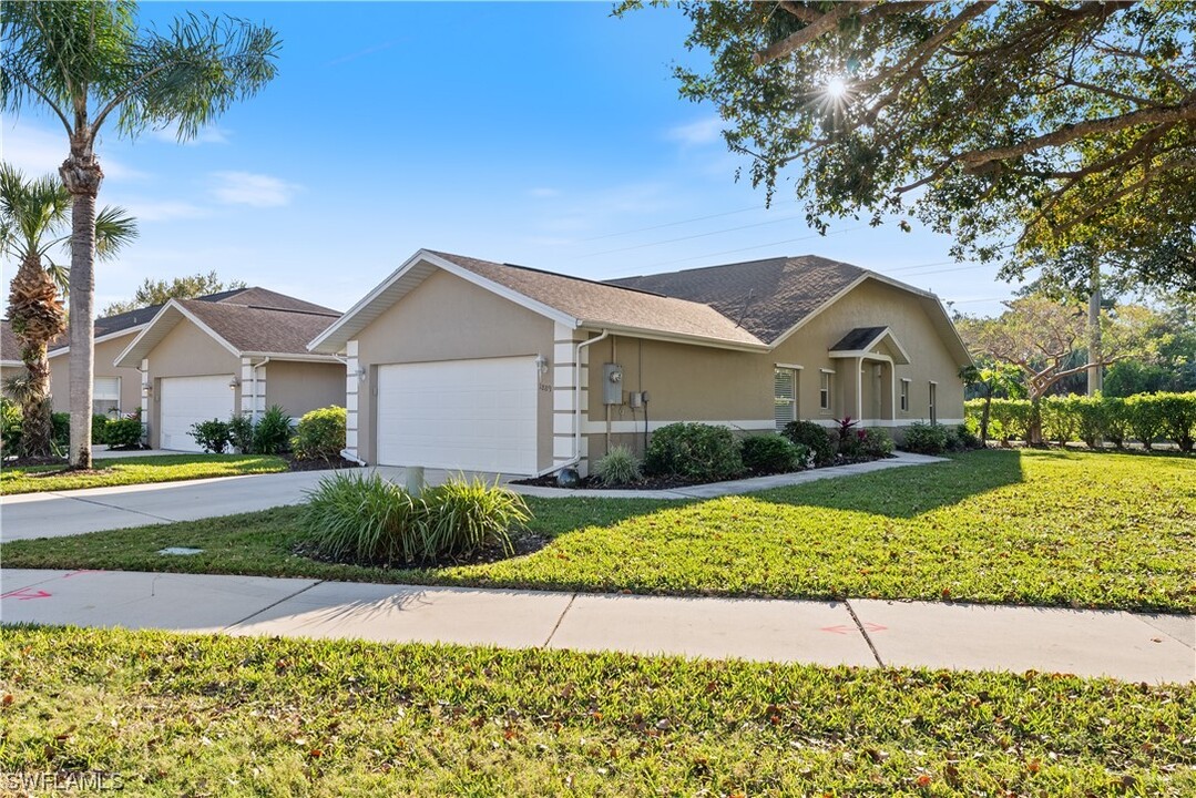 1889 W Crown Pointe Blvd in Naples, FL - Building Photo