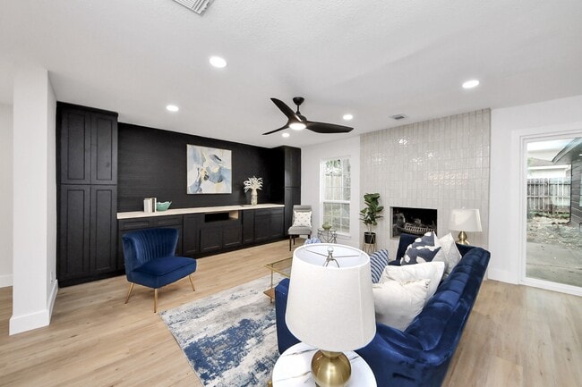 property at 5614 Oakhaven Ln