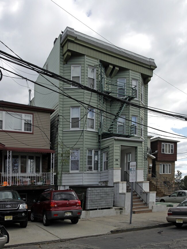 68 Bevan St in Jersey City, NJ - Building Photo - Building Photo