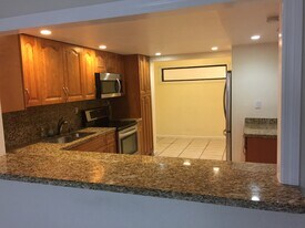 10022 NW 41st St in Doral, FL - Building Photo