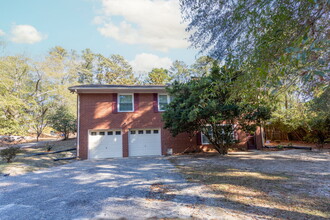 2523 Mirror Lake Dr in Fayetteville, NC - Building Photo - Building Photo