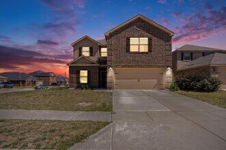 921 Primrose Dr in Sanger, TX - Building Photo - Building Photo