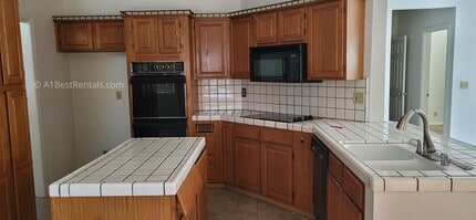 900 Arlene Ct in Escalon, CA - Foto de edificio - Building Photo