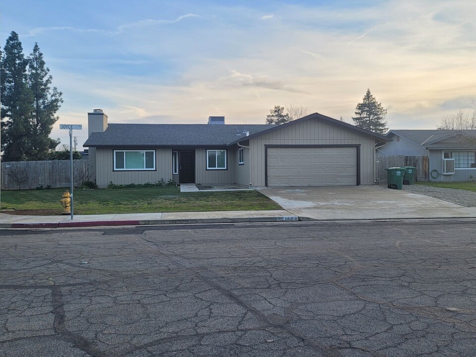 1404 Joyce Pl in Exeter, CA - Building Photo