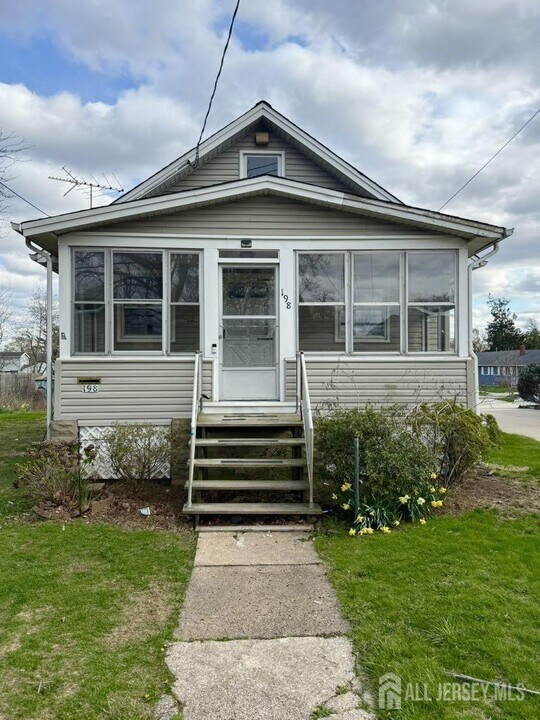 198 Woodland Ave in Fords, NJ - Building Photo