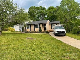 5001 Forest Mountain Ct in Charlotte, NC - Building Photo