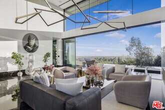 1369 Londonderry Pl in Los Angeles, CA - Building Photo - Building Photo