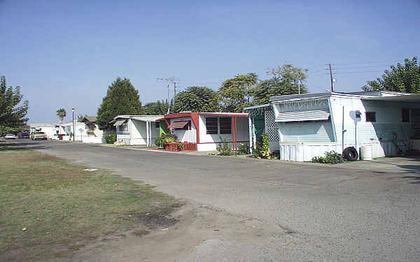 Frontier Mobile Home Park in Selma, CA - Building Photo